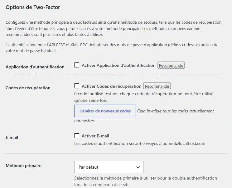 Section Options de Two-Factor du profil WordPress : application d'authentification et codes de récupération marqués Recommandé, codes par e-mail, choix de la méthode primaire ; le bloc du QR code est coupé, ce que signale un trait pointillé