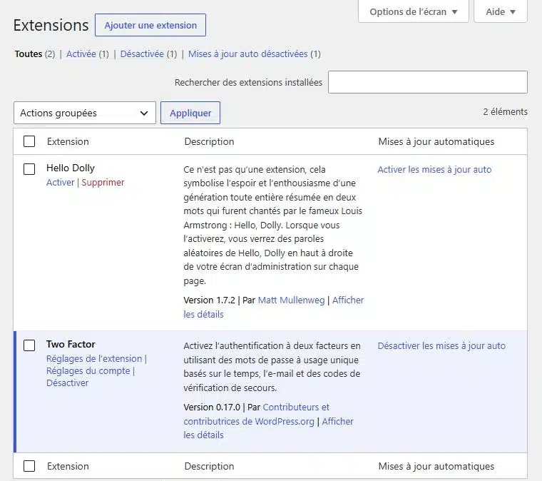 Écran Extensions de WordPress 7.1.4 : la colonne Mises à jour automatiques affiche Désactiver les mises à jour auto pour Two Factor, où elles sont déjà actives, et Activer les mises à jour auto pour Hello Dolly, extension désactivée qui propose aussi Supprimer