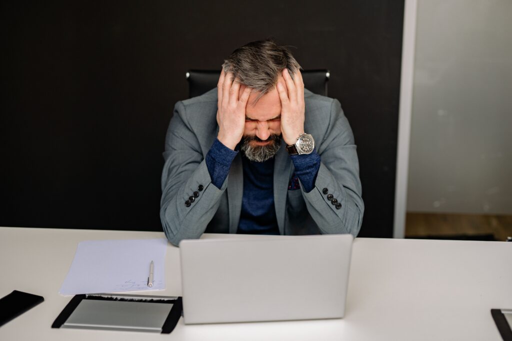 Entrepreneur submergé par les tâches répétitives avant d'automatiser son business en ligne