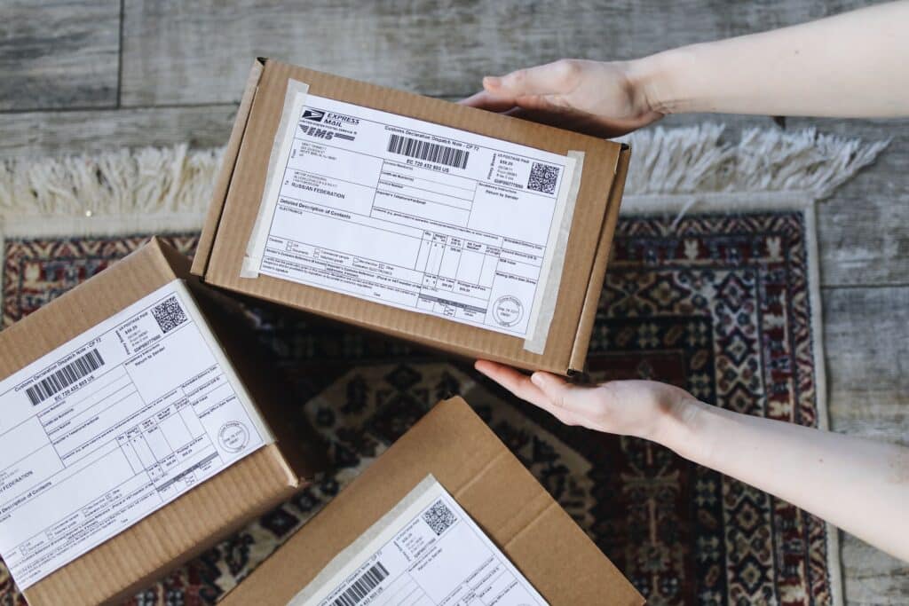 Réexpédition de colis : gérer son activité sous WooCommerce